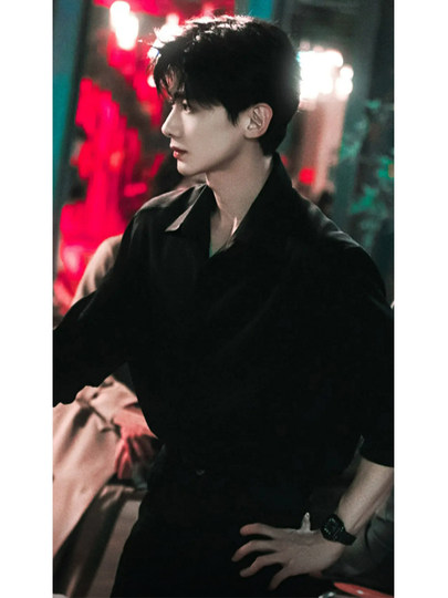 Camisa negra del mismo estilo de Bai Jingting para hombre, atractiva y de alta gama, además de un traje camisero de terciopelo de manga larga con una chaqueta tipo marido.