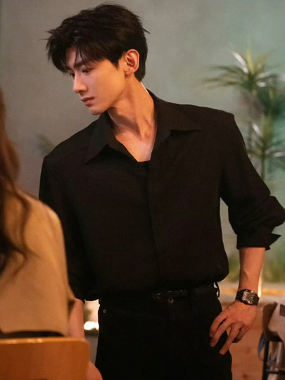 Camisa negra del mismo estilo de Bai Jingting para hombre, atractiva y de alta gama, además de un traje camisero de terciopelo de manga larga con una chaqueta tipo marido.