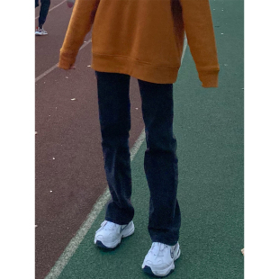 黑色直筒牛仔裤