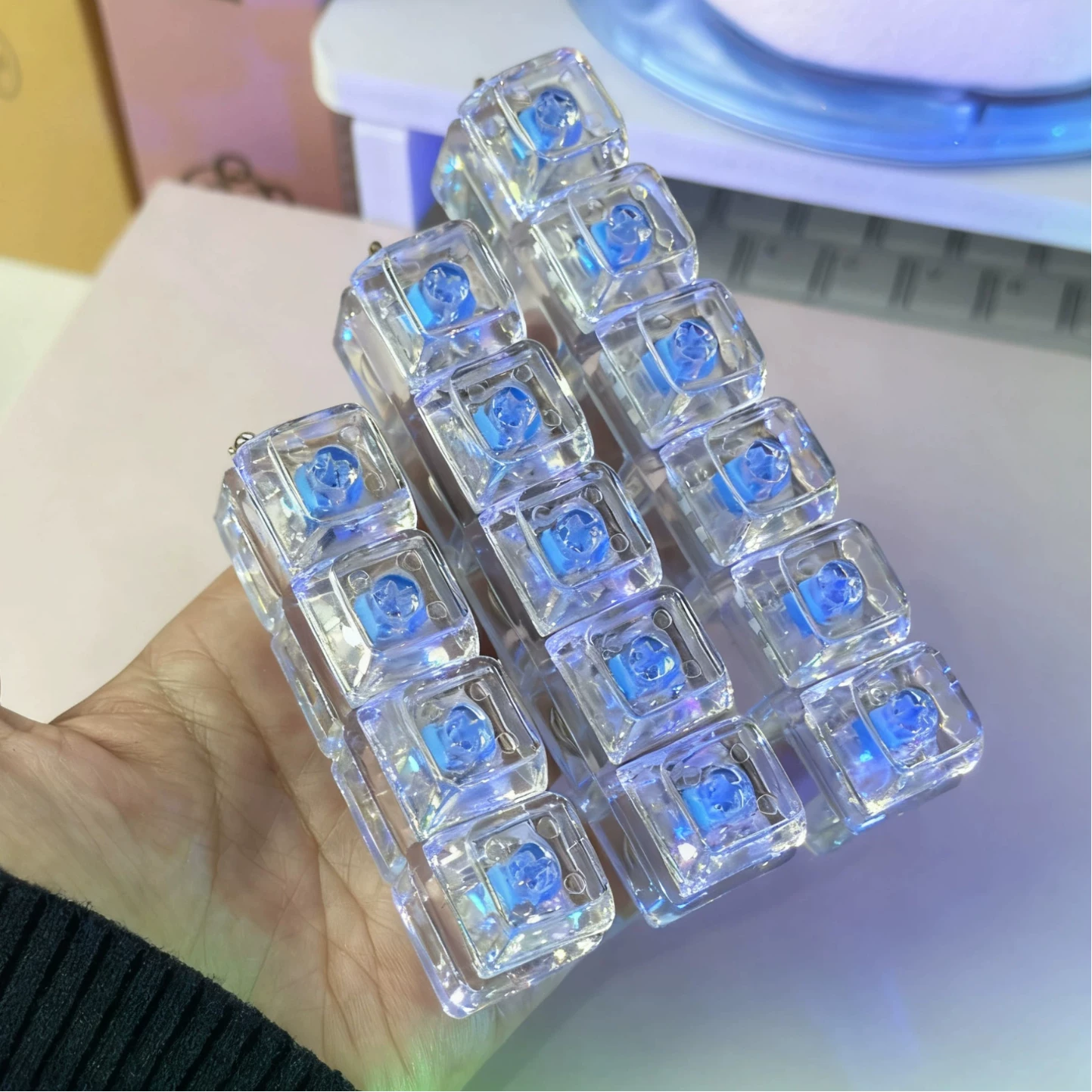 Four-button keychain luminous foreign trade test axis Tianzi four-key square grid five-button decompression keyboard pendant