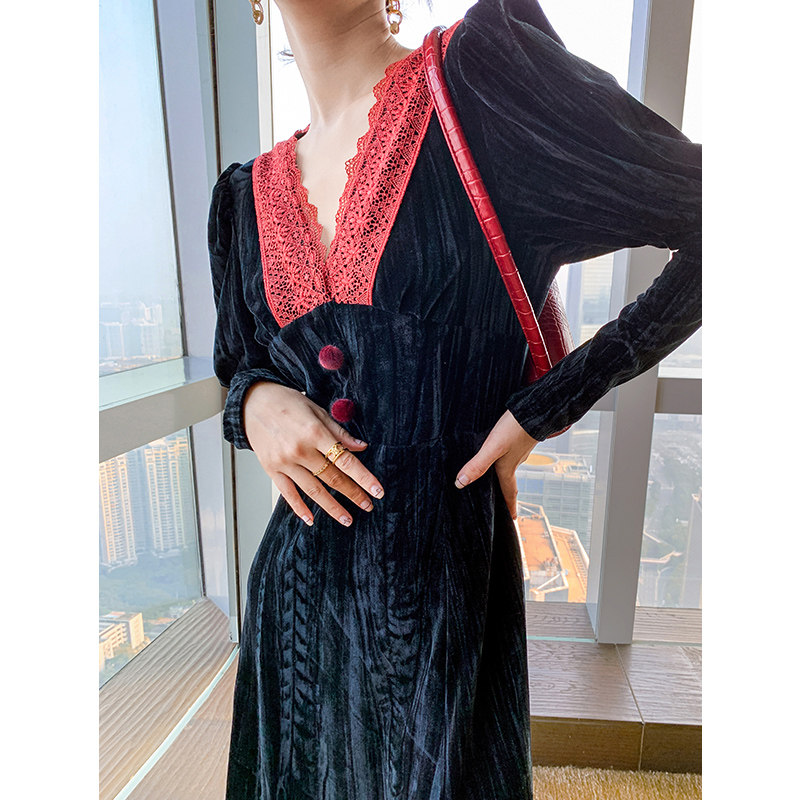 Light luxury Yuan V-leading French Renaissance Fall and Winter Harvest Little Shangche Ben Wind Black Dress