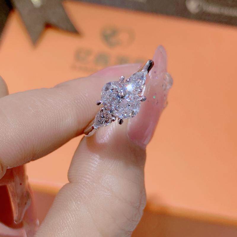 Laboratory cultivation of diamonds, artificial synthesis of diamond rings, 18k white gold oval 1 carat three stone diamond ring proposal