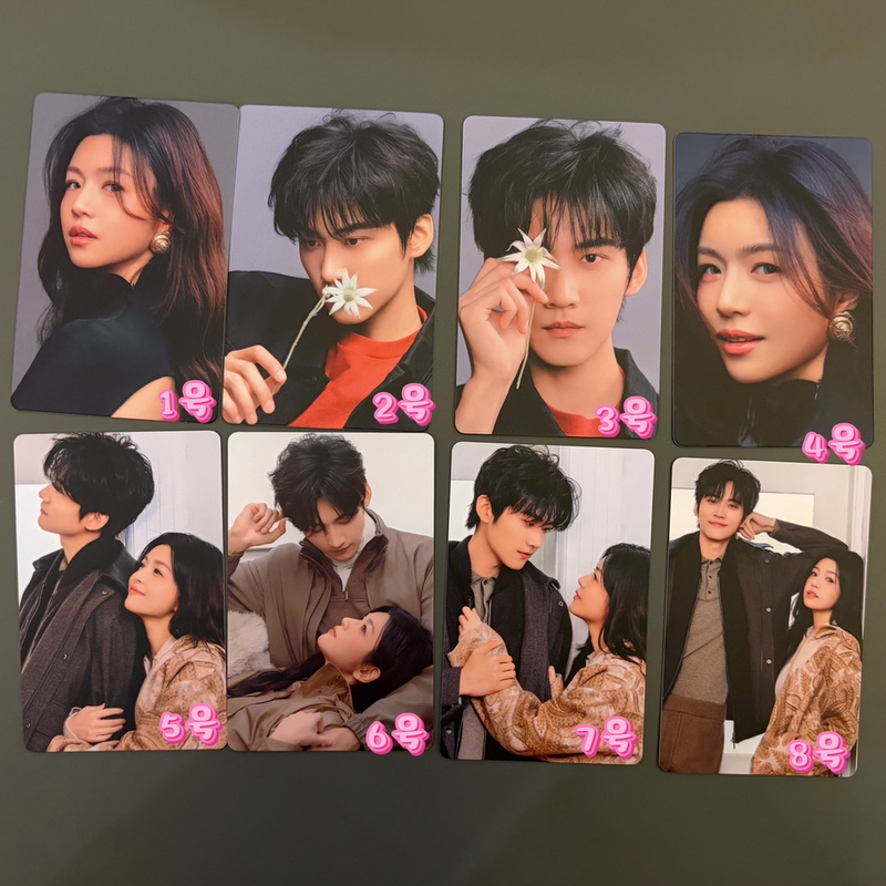[Official Authentic] Zhou Keyu and Chen Yanxi Red Magazine Photo Card, the Magnificence of Sniping Butterflies
