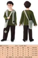 Маленький мальчик продает газеты