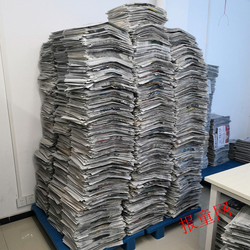 Brand new scrap newspaper Car spray paint pet pad with expired newspaper Wipe glass paste wall packed with old newspaper