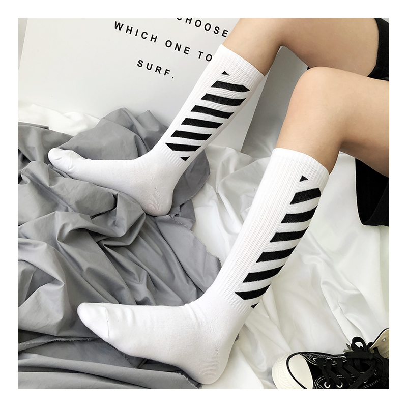 Châu Âu và Mỹ đường phố hip hop vớ nam và nữ vớ thể thao vớ cao ống Harajuku sọc đen trắng sọc chữ cái vớ bê - Vớ sợi tre tất