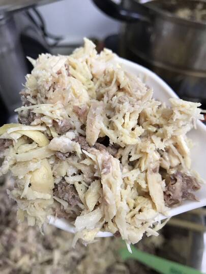 The cattery makes homemade whole-meat cat rice, fully cooked raw meat and bones mixed with cooked meat without adding water, and is used as an aid for cat ringworm and urinary stones.