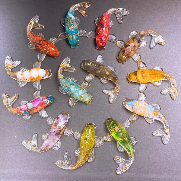Natural Crystal Crushed Stone Resin Fish and Koi-Shaped Ornaments for Decorating Office Desks, Gifts, and Car Decorations