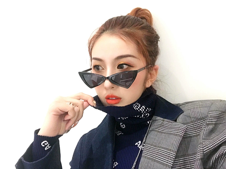 [HAHA] blogger thời trang với kính râm đi biển hình lõm phải có màu đỏ với kính râm