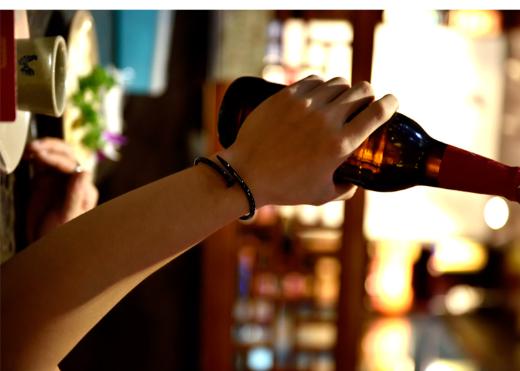 Quan Zhilong với thương hiệu thời trang Hàn Quốc cá tính sáng tạo trang trí nam và nữ sinh viên đeo tay vòng tay thời trang bằng thép titan vòng đá thạch anh