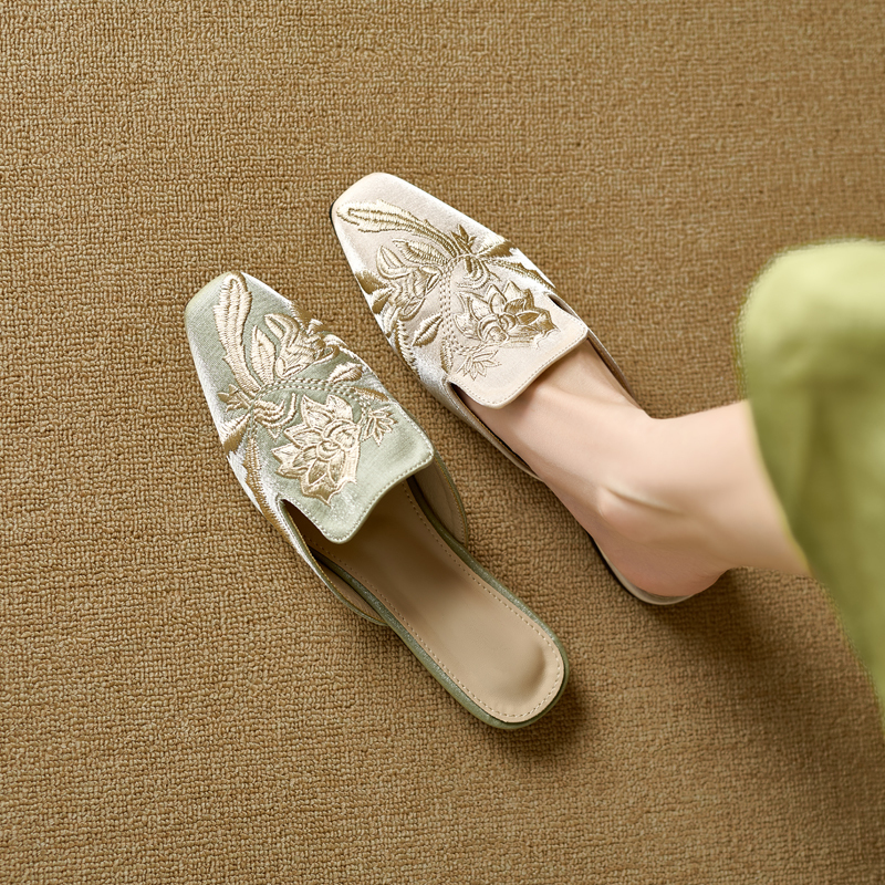 New Chinese-Style Embroidered Closed-Toe Half-Slippers for Women, Summer Outdoor Wear, Satin National Style, High-End French-Style Genuine Leather Flat Sandals
