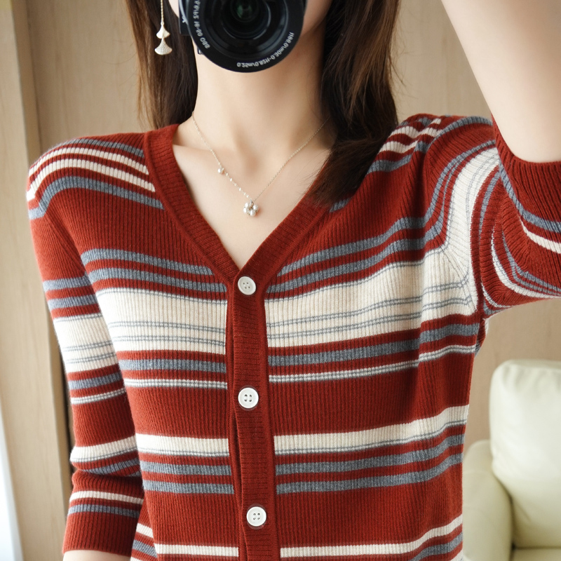 A new long sleeve knife striped sweater short coat for V-collar wool sweater in autumn and winter