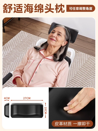 Пожилой мужчина, движущийся туалетный стул с колесами, кресло для ванны Парализованный пациент -инвалид, лежащий в туалете во время мытья кресла для волос