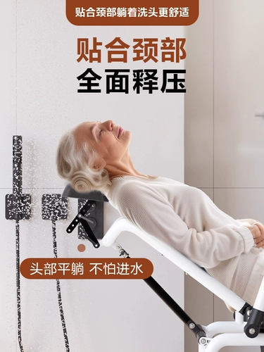 Пожилой мужчина, движущийся туалетный стул с колесами, кресло для ванны Парализованный пациент -инвалид, лежащий в туалете во время мытья кресла для волос