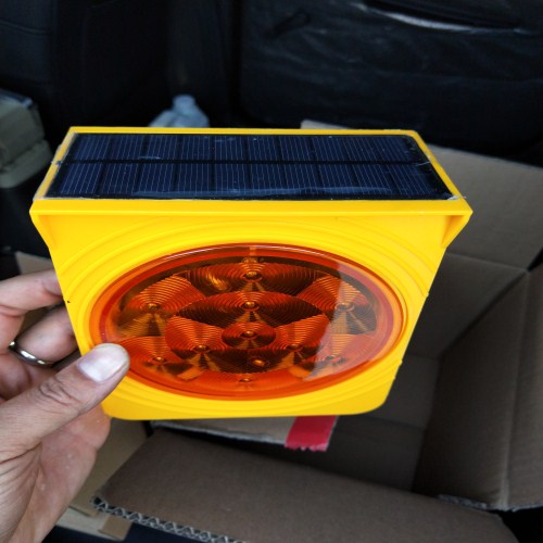 Solar energy same-frequency small yellow light LED flashing light synchronously flashing highway road outline light hand-held iron type indication