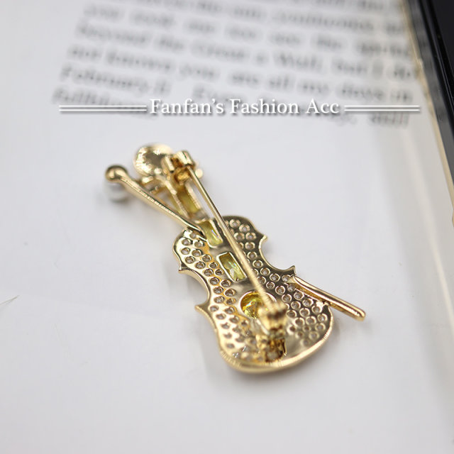 ເຄື່ອງດົນຕີ violin brooch ສໍາລັບຄູ່ຜົວເມຍຊາຍແລະຍິງພາສາຍີ່ປຸ່ນສະໄຕລ໌ງາມບຸກຄະລິກກະພາບ versatile ຕ້ານການ exposure corsage sweater suit accessories