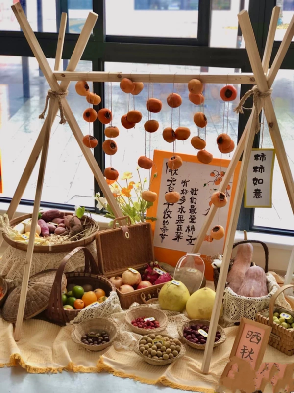 Kindergarten Autumn-Themed Environment Creation Activity Solid Wood Tripod
