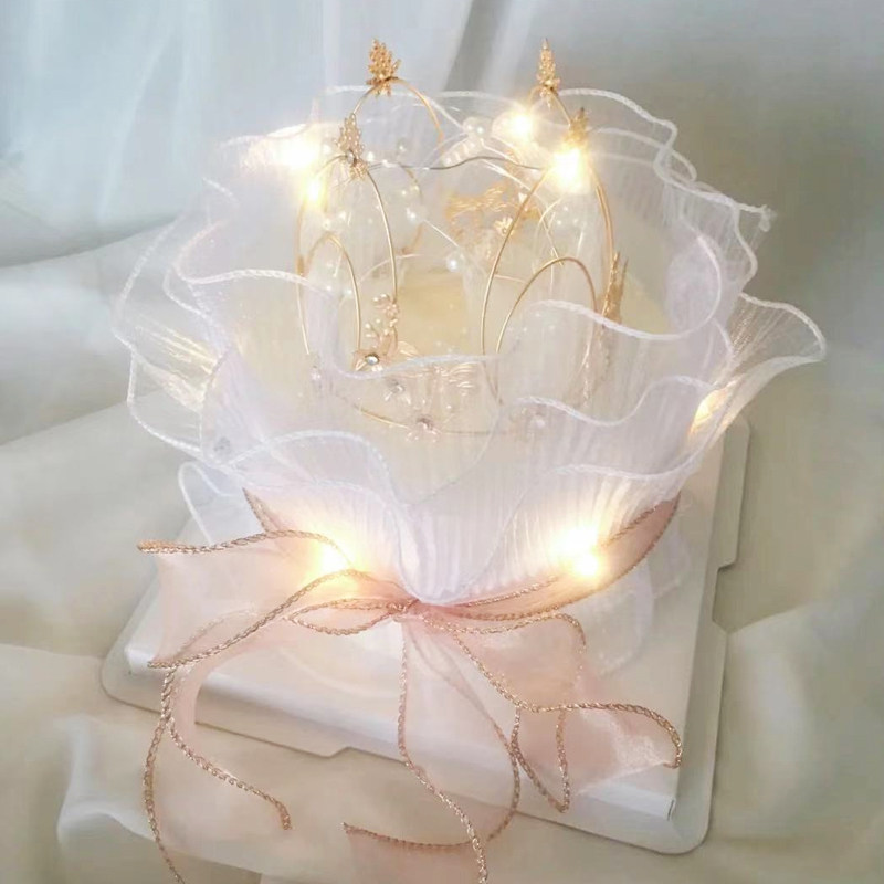 Valentine's Day crown cake decorated with ribbon bouquet cake net red seventh birthday plugin