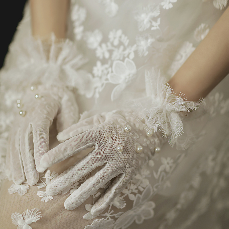 Bridal Korean style white lace flowers light gauze gloves elegant Hepburn wedding dress wedding dress photo studio short pearl