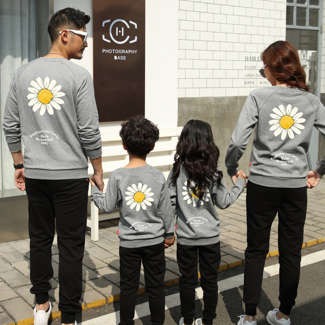 ຄົນດັງທາງອິນເຕີເນັດ Little Daisy Flower sweatshirt ພໍ່ແມ່ແລະເດັກນ້ອຍຂອງຝ້າຍບໍລິສຸດບວກກັບ velvet ແລະຫນາສໍາລັບຄອບຄົວສີ່, ເຄື່ອງນຸ່ງຄອບຄົວແບບຕາເວັນຕົກຕາເວັນຕົກ, ເຄື່ອງນຸ່ງເດັກນ້ອຍຂະຫນາດກາງແລະຂະຫນາດໃຫຍ່