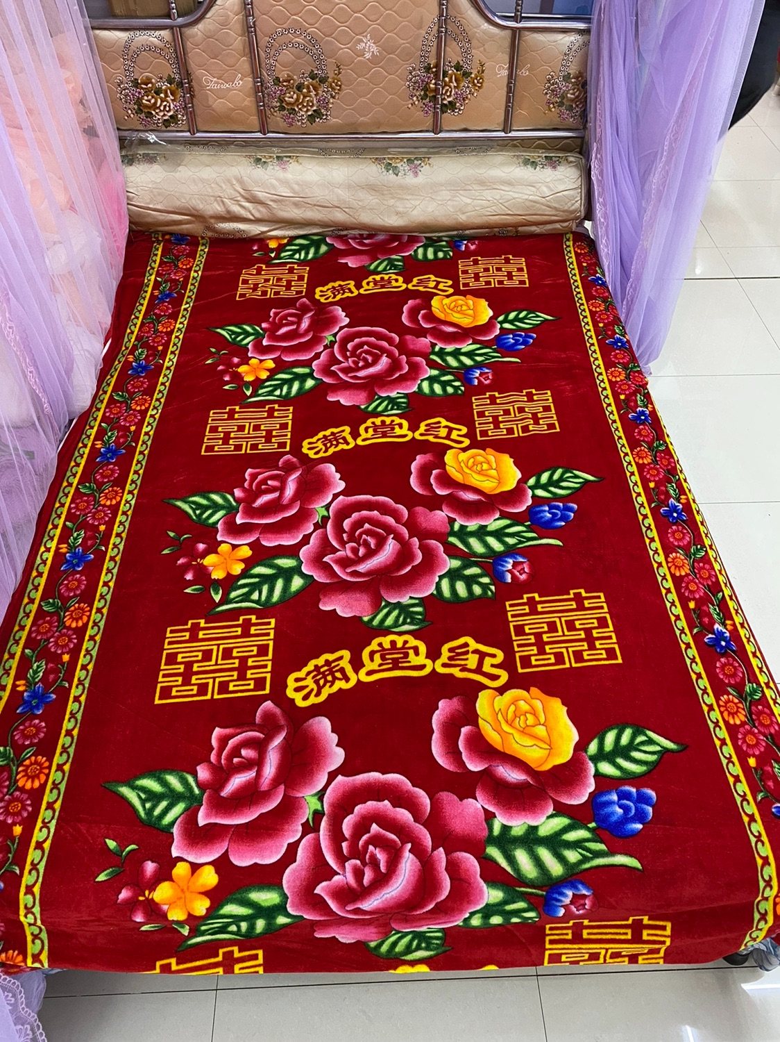 Golden Velvet Warm Bed Linen Heating and warm bed with a full hall of red bed linen festival