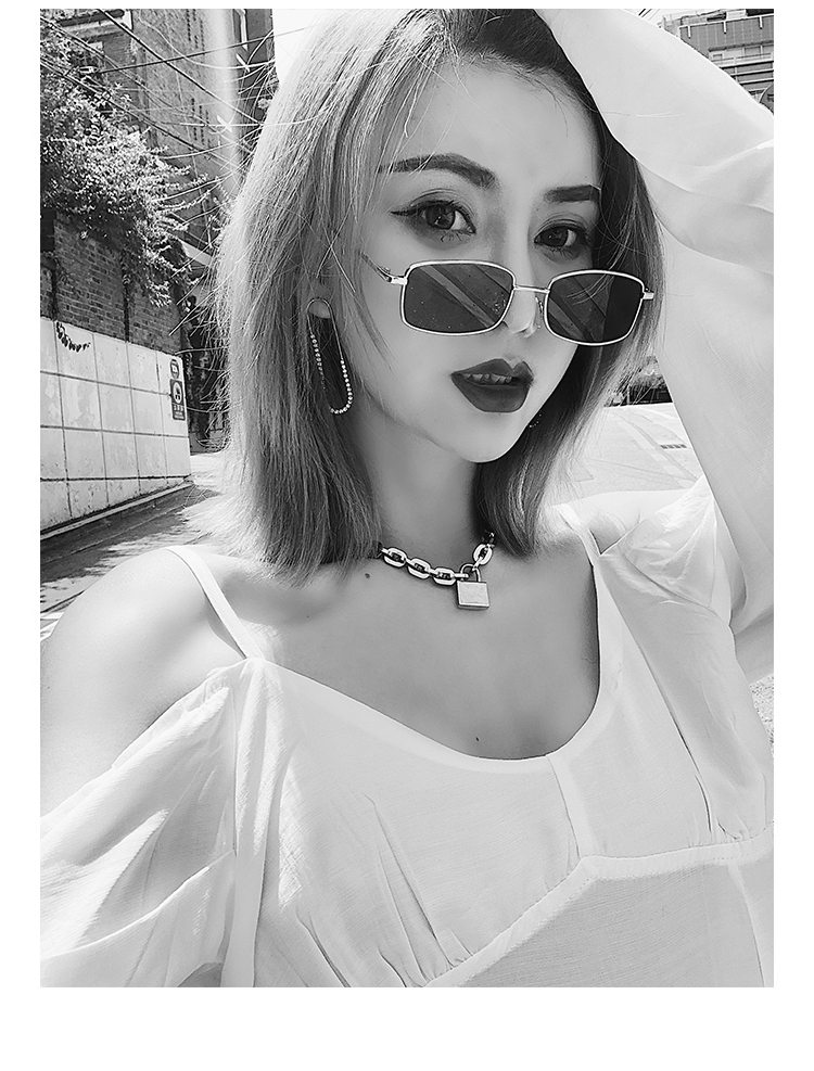 Li Yijun kính gọng nhỏ kim loại bên kính 2018 mới sóng retro bến cảng kính râm hip hop gió lưới màu đỏ kính chữ v
