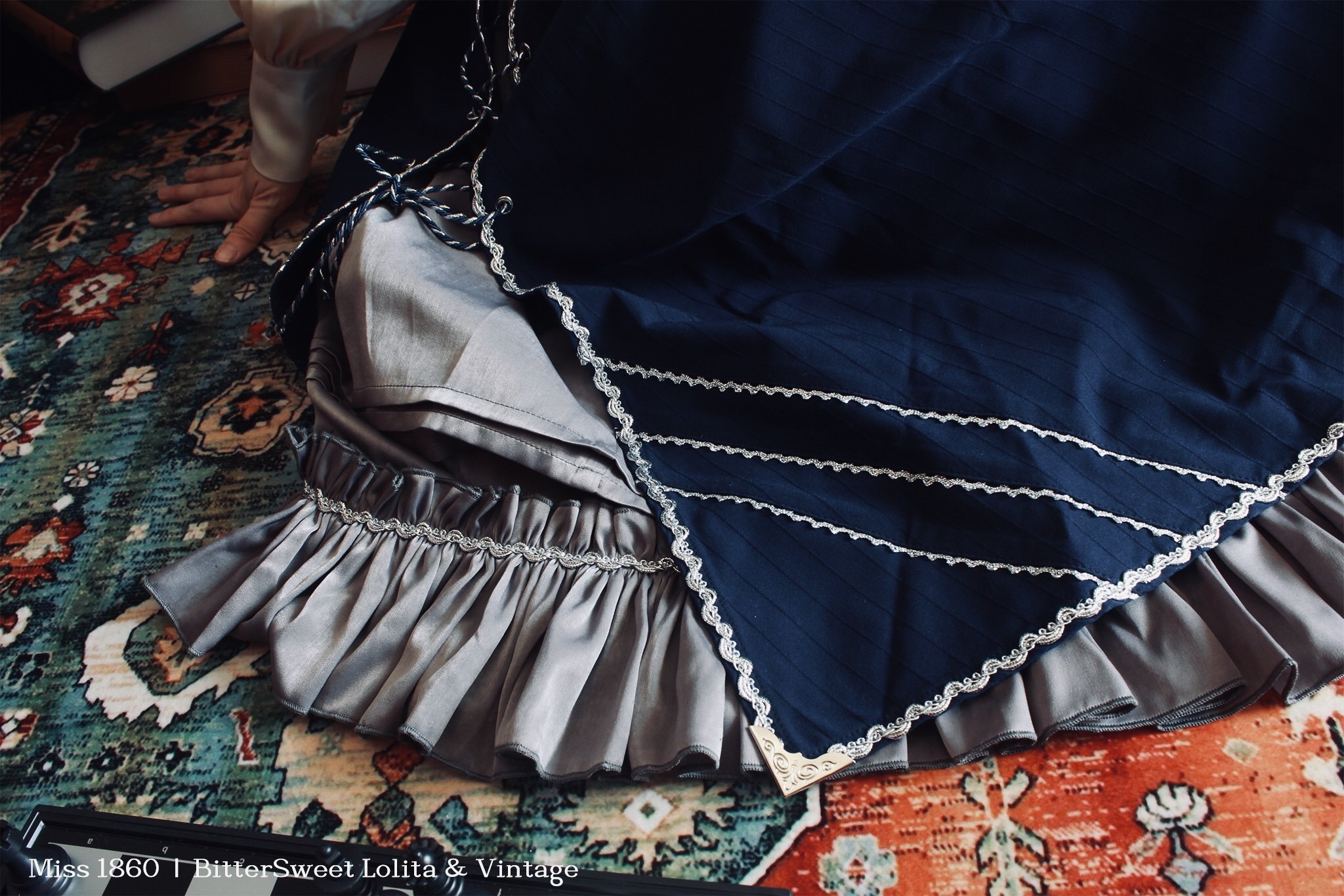 Стильные костюмы 【展示】miss1860 开襟sk 钢骨束腰 优雅复古lolita 白英工作室