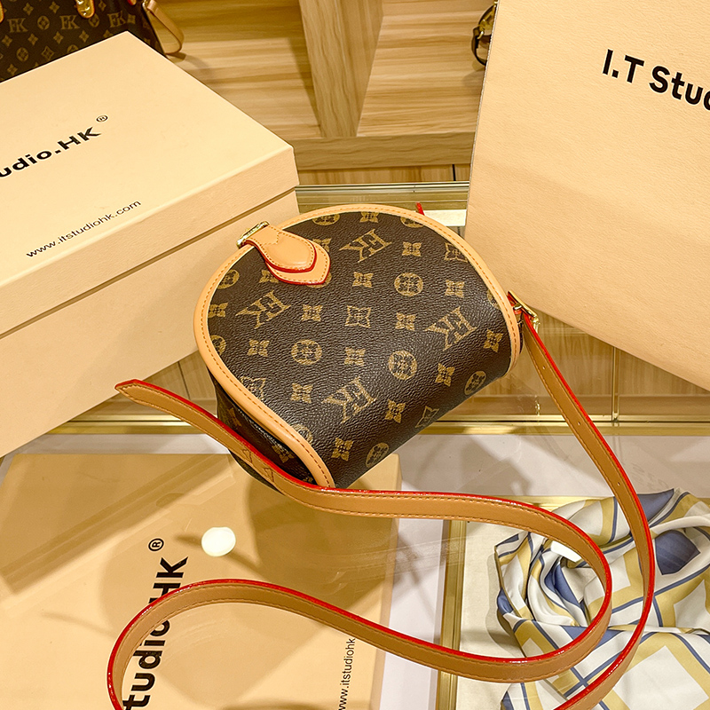 Hong Kong counter semicircle saddle bag female 2022 new bag autumn and winter niche design leather female bag Messenger small bag