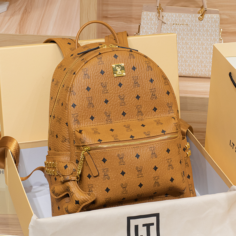 Hong Kong Genuine Leather Backpack for Women 2026 New Autumn Style High-End Lightweight Super Popular Large Capacity Backpack Travel School Bag