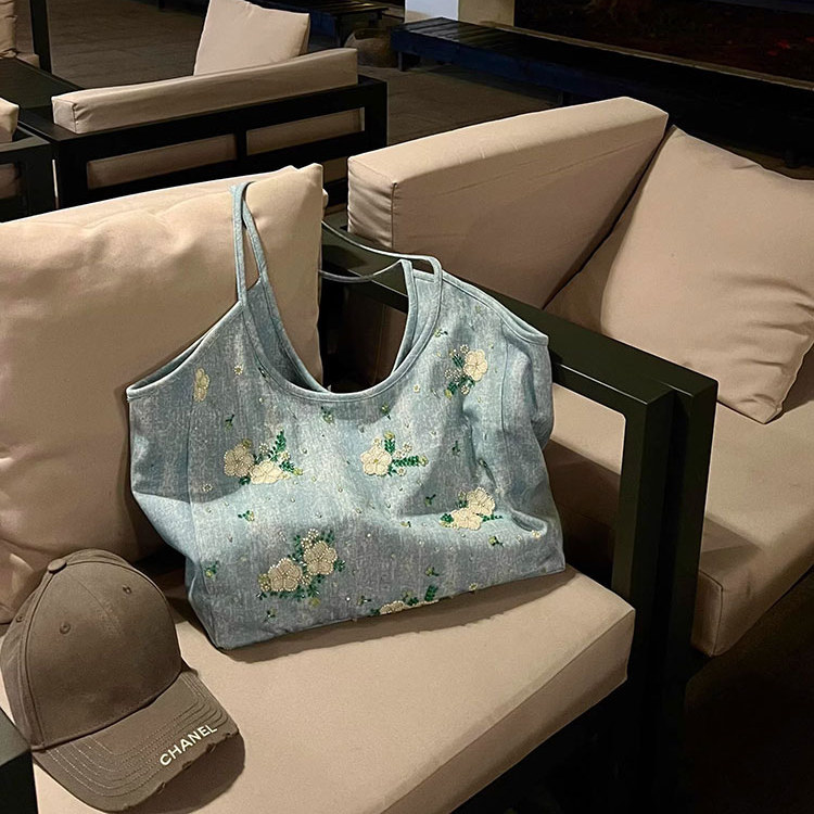 Large-Capacity Commuter Tote Bag Denim Floral Embroidered Handbag 2025 New Simple Versatile Underarm Shoulder Bag Large-Capacity Commuter Tote Bag Denim Floral Embroidered Handbag 2025 New Simple Versatile Underarm Shoulder Bag