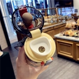 Простые и модные спортивные чашки на открытом воздухе с чашками мужчин и женщин