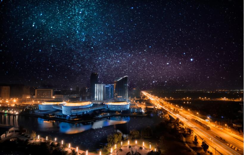 星空下的城市夜景