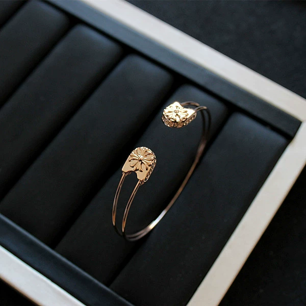 Dachang đuôi hàng hóa mạ điện bảo vệ màu kim loại hoang dã siêu flash zircon rhinestone hoa hình học vòng đeo tay phụ kiện tính khí nữ - Vòng đeo tay Cuff