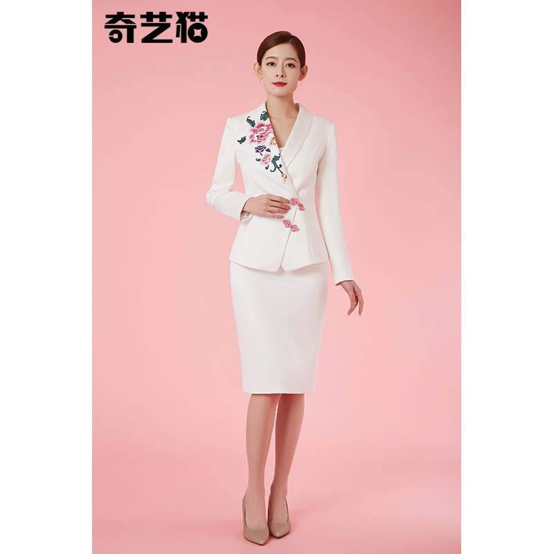Qiyi mèo mới của Trung Quốc thêu trắng váy chuyên nghiệp phù hợp với thanh lịch phù hợp với chủ trì tính năng quần áo phụ nữ họp của