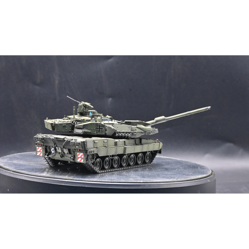 Sanrong 72331 1/72 German Leopard 2A8 Main Battle Tank Finished Model