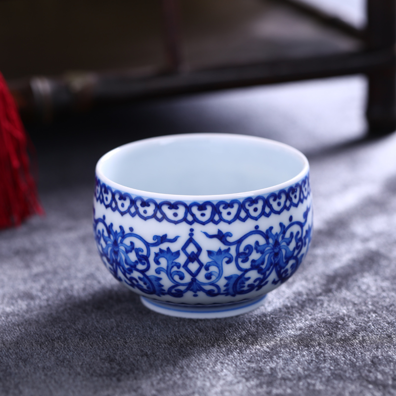 Offered home - cooked in checking ceramic bowl tea ware hand - made cup of jingdezhen porcelain tea set handless small blue and white porcelain teacup pressure hand