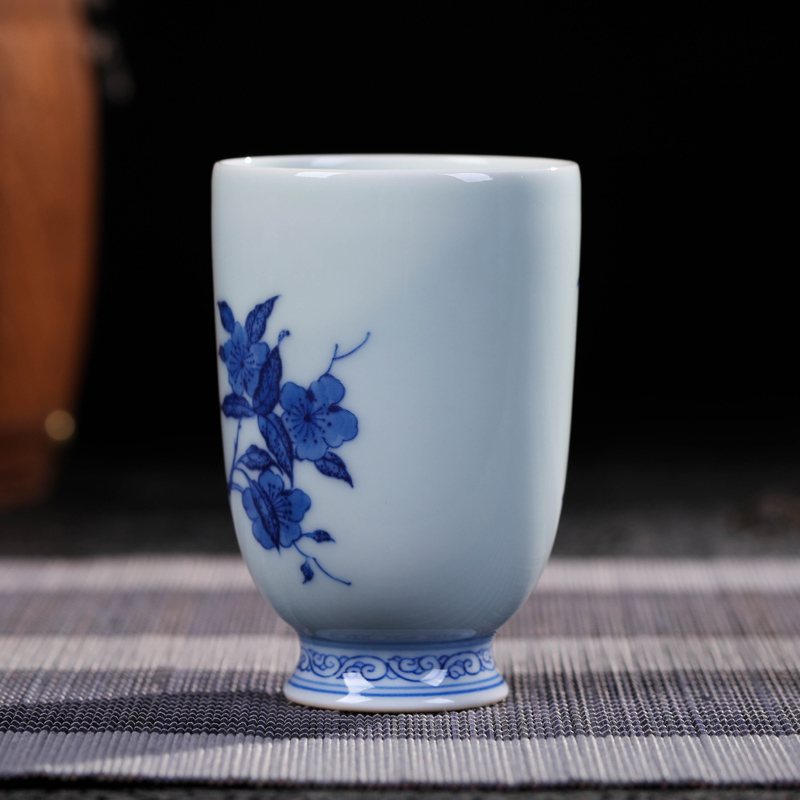 Offered home - cooked checking ceramic pressure hand a cup of tea cups in jingdezhen porcelain tea master hand sample tea cup of blue and white porcelain cup