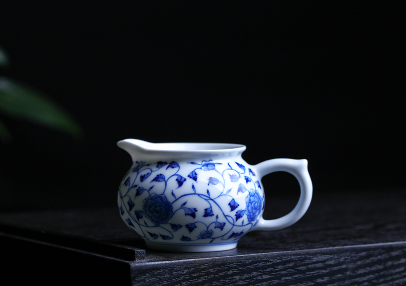 Offered home - cooked hand - made of blue and white porcelain in jingdezhen porcelain tea set fair keller of tea by hand points tea tea exchanger with the ceramics