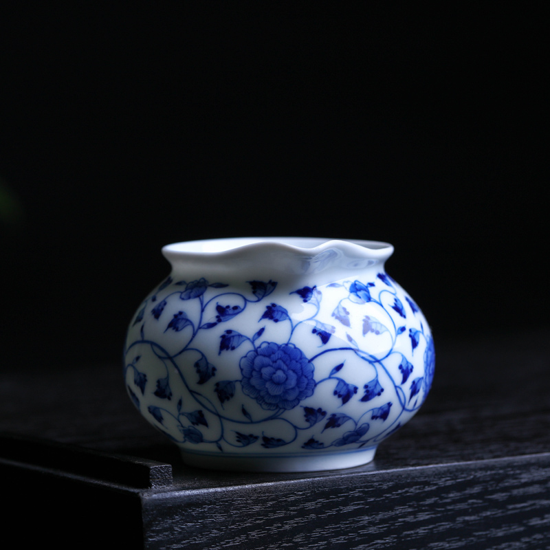Offered home - cooked hand - made of blue and white porcelain in jingdezhen porcelain tea set fair keller of tea by hand points tea tea exchanger with the ceramics