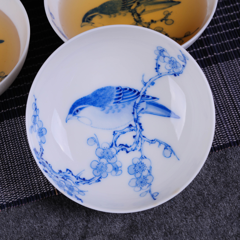 Offered home - cooked hand - made in blue and white porcelain bowl with jingdezhen porcelain cups tea masters cup checking ceramic tea, tea light