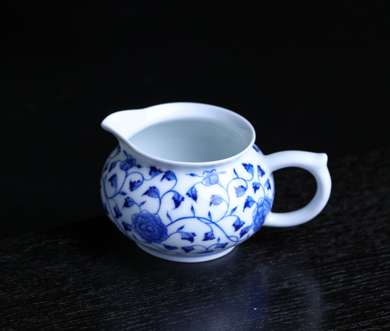 Offered home - cooked hand - made of blue and white porcelain in jingdezhen porcelain tea set fair keller of tea by hand points tea tea exchanger with the ceramics
