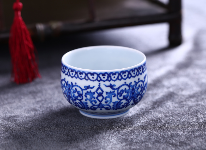 Offered home - cooked in checking ceramic bowl tea ware hand - made cup of jingdezhen porcelain tea set handless small blue and white porcelain teacup pressure hand