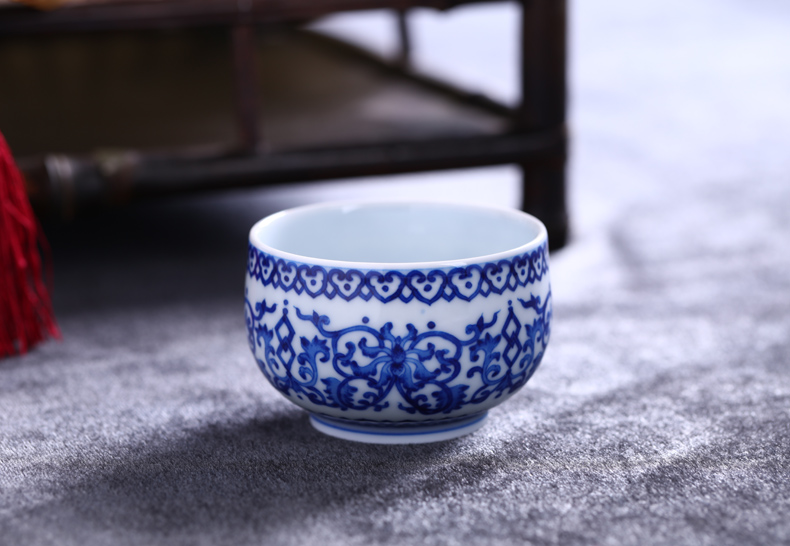 Offered home - cooked in checking ceramic bowl tea ware hand - made cup of jingdezhen porcelain tea set handless small blue and white porcelain teacup pressure hand
