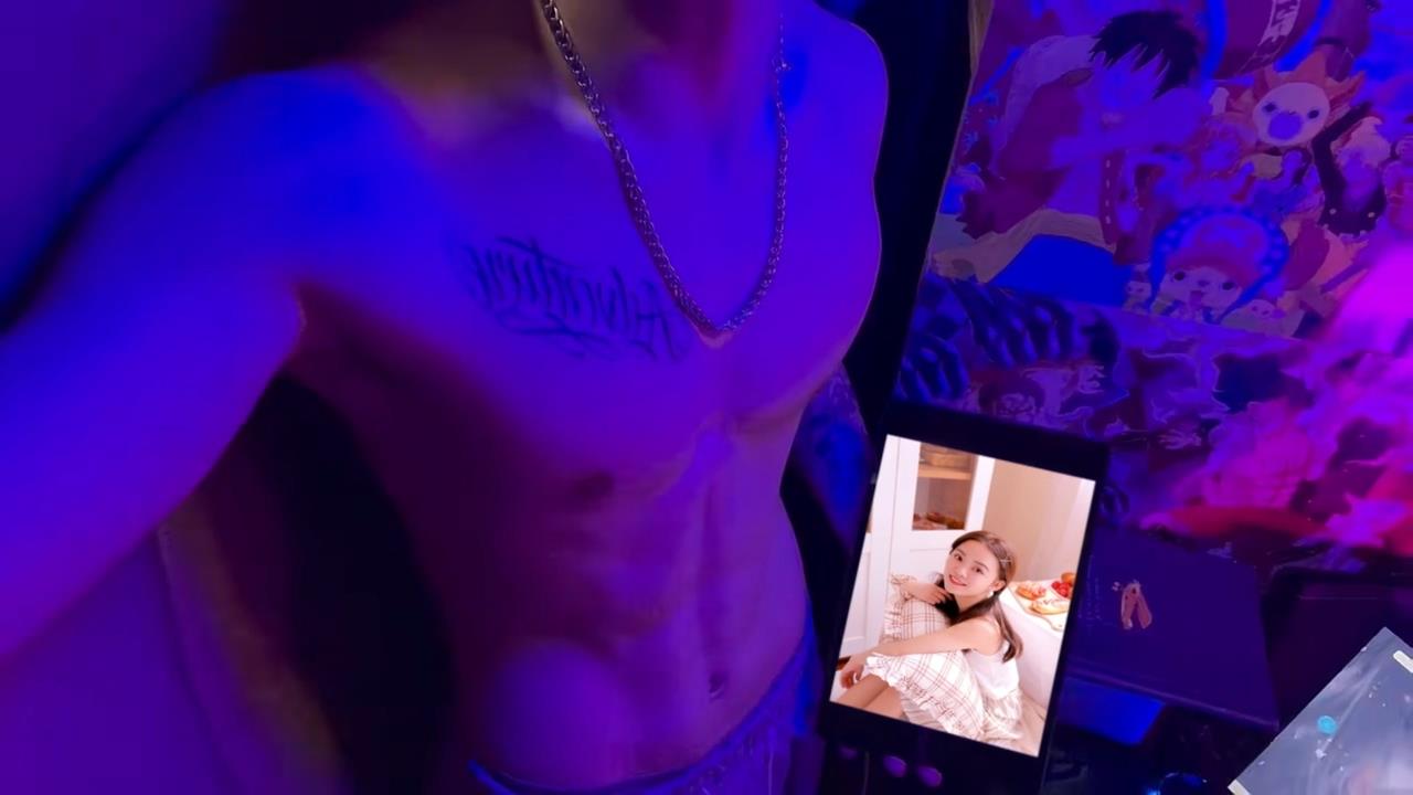 紫色背景帅哥腹肌