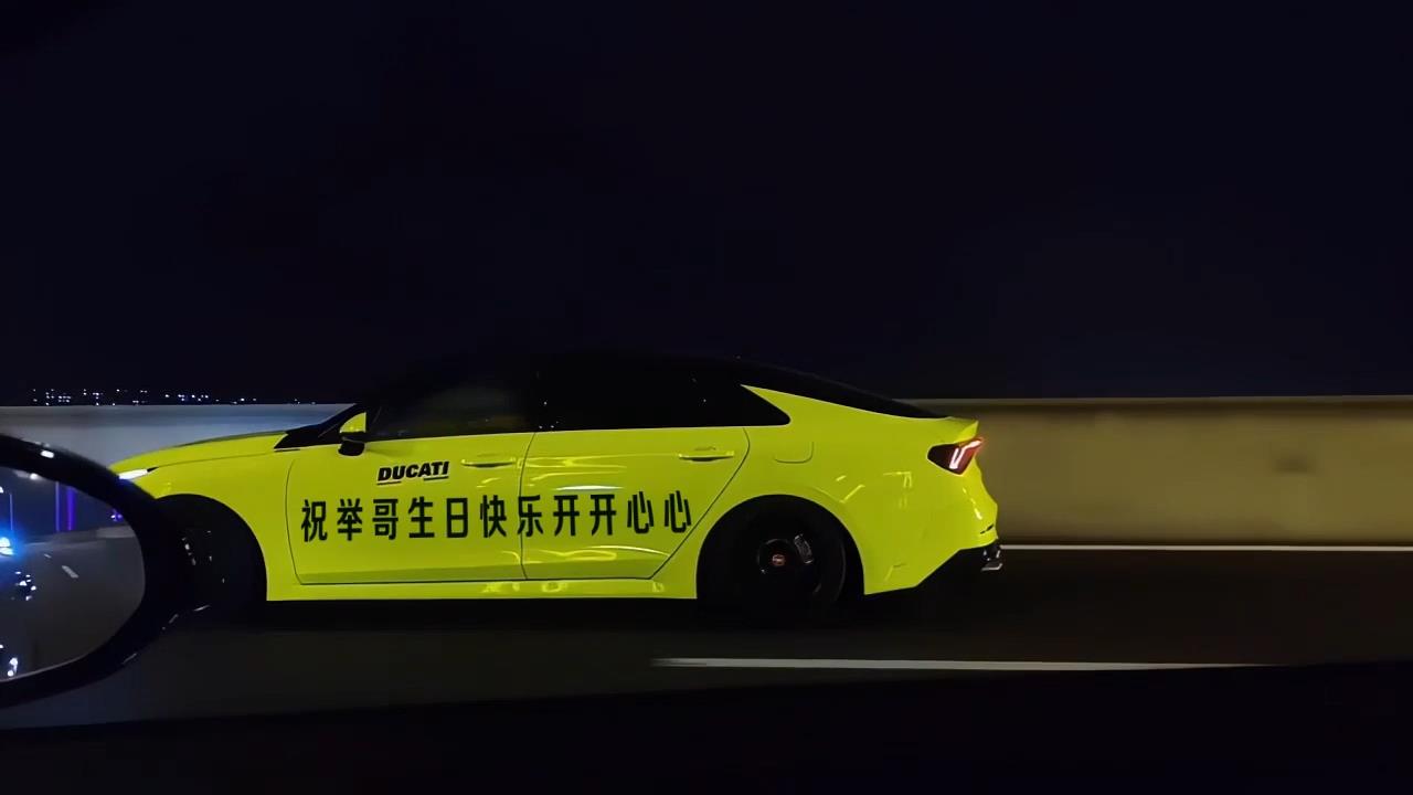 绿色跑车