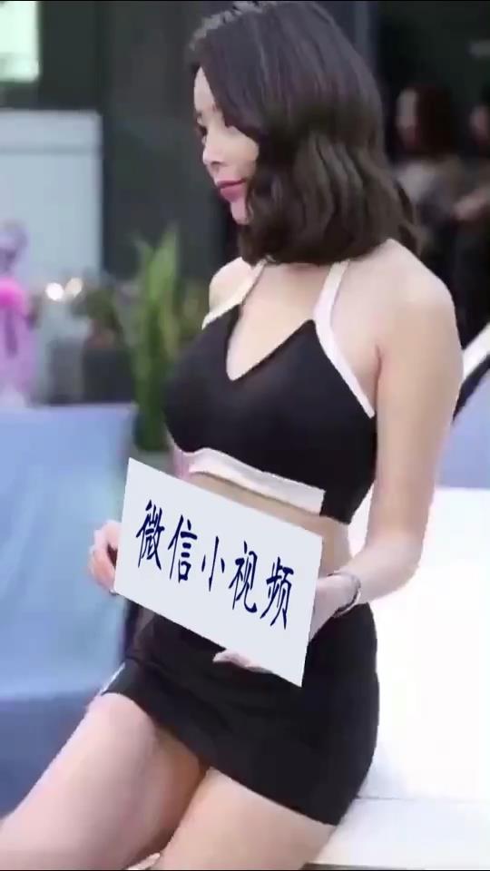 黑短裙美女举牌