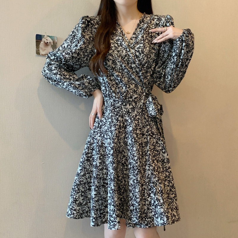 French Romantic Style V-Neck Floral Dress for Women, Long-Sleeved, Waist-Slimming, A-Line Skirt, High-End, Elegant, Mid-Length Skirt