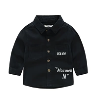 Черно -белая буква рубашка