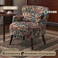 Голубой розовый цветочный кустарник.