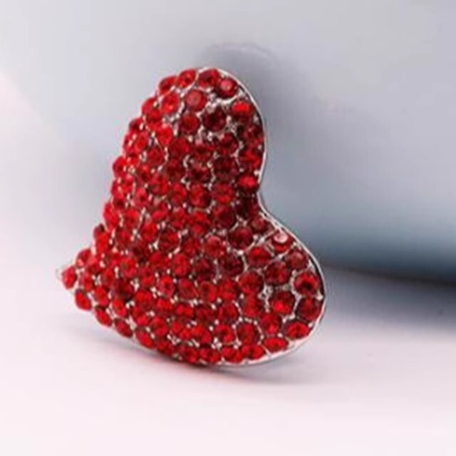 Korean and Japanese Red Heart Brooch, Fashionable Suit Sweater Pin, Niche Exquisite Heart-Shaped Clothing Versatile Accessory for Men and Women